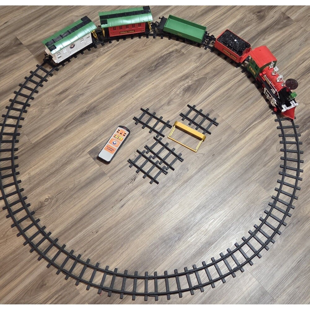 Lionel Lines Christmas Train remote-controlled tested works. Excellent Condition